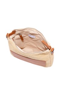 Tan vævet halm taske med en glat lys brun læderbund og rem. Indeni er der beige tekstilfor og en intern lynlås lomme.
