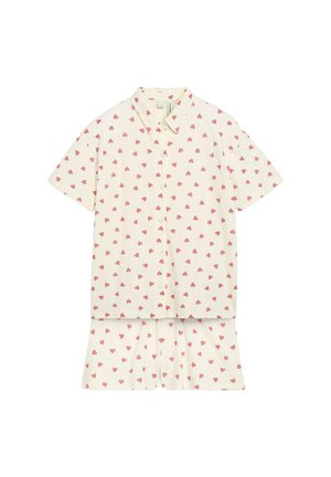 Camicia a maniche corte con bottoni e pantaloni abbinati in tessuto crema con un piccolo motivo a cuori rossi, distribuiti uniformemente.