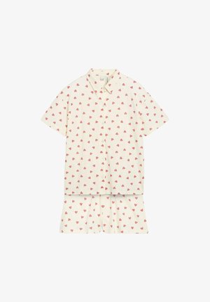 Camicia a maniche corte con bottoni e pantaloni abbinati in tessuto crema con un piccolo motivo a cuori rossi, distribuiti uniformemente.