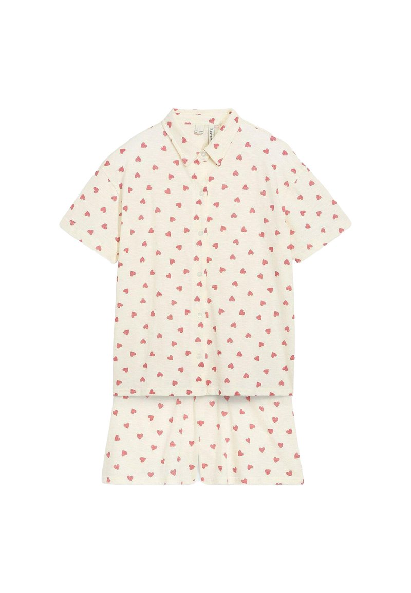 Camicia a maniche corte con bottoni e pantaloni abbinati in tessuto crema con un piccolo motivo a cuori rossi, distribuiti uniformemente.