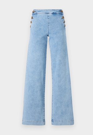 Jeans ampi in denim azzurro chiaro con vita alta, dotati di dettagli in metallo lungo i lati e una texture liscia, leggermente consumata.