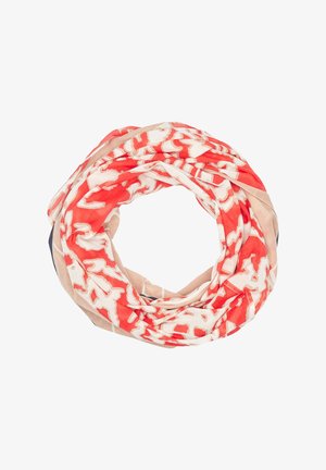 Let cirkulært tørklæde med røde, beige og hvide abstrakte camouflage-mønstre, blødt foldet og vist på en hvid baggrund.