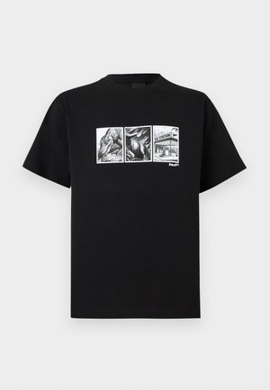 Μαύρο μπλουζάκι με τρία λευκά πάνελ σε στυλ κόμικ που απεικονίζουν έναν σαύρα, μια ηφαιστειακή έκρηξη και ένα βενζινάδικο, με τη λέξη "huf" από κάτω.