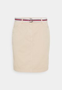 Beżowa bawełniana spódnica o prostym kroju, z pasiastym paskiem w kolorach czerwonym, białym i niebieskim oraz z kieszeniami z przodu.