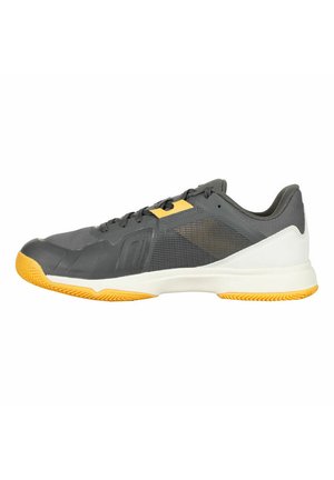 Grauer Sportschuh aus Mesh und synthetischem Material, mit einer weißen Ferse und gelben Akzenten. Texturierte Gummisohle für guten Halt.