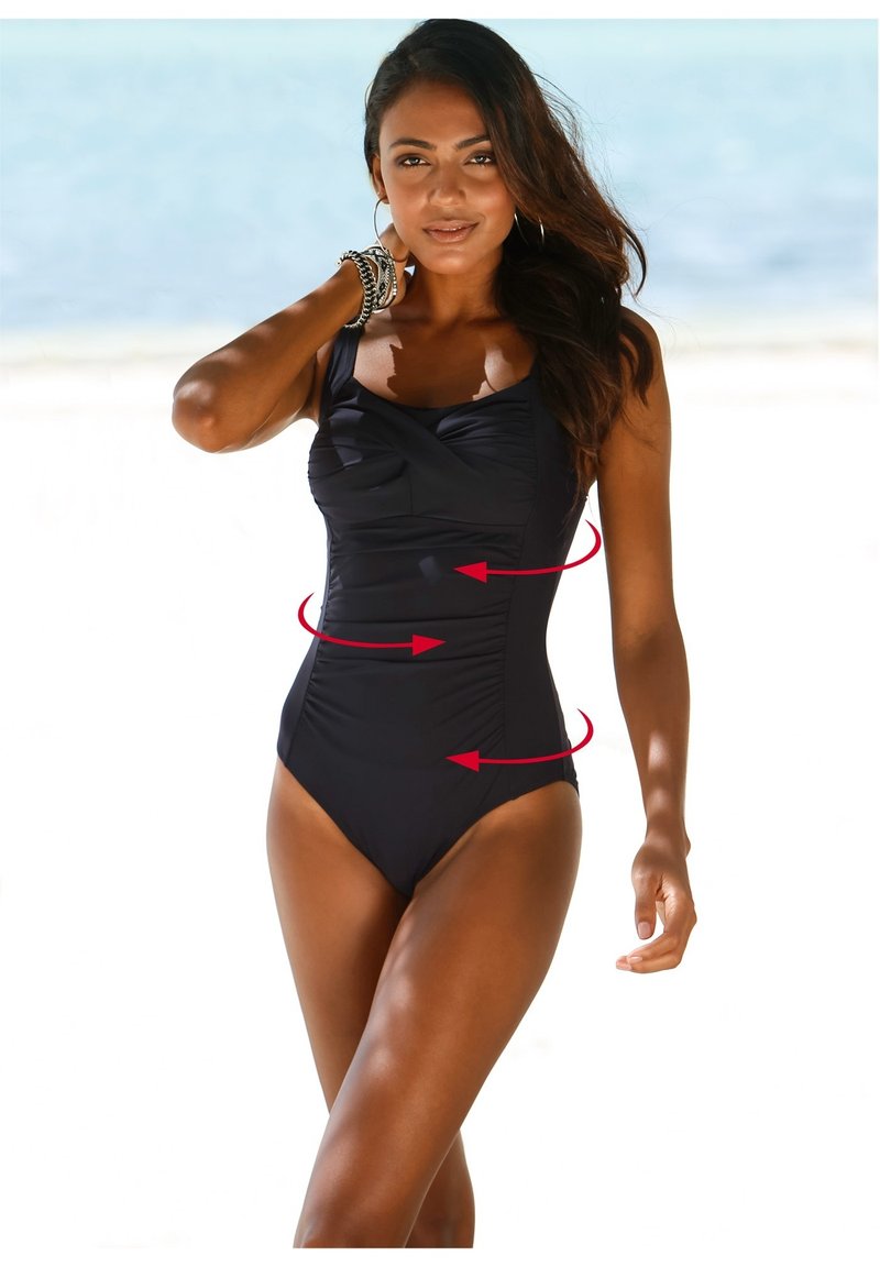 Maillot de bain noir une pièce avec un bodice froncé, des bretelles larges, une jambe haute et une texture lisse, présentant un design flatteur pour la silhouette.