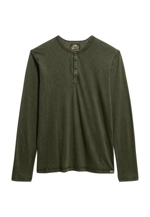 Langarm henley-shirt in donker olijf groen, gemaakt van zachte stof. Beschikt over een ronde halslijn, een vijfknops sluiting en een merklabel aan de zoom.