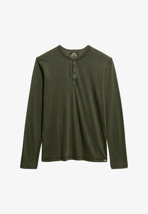 Langarm henley-shirt in donker olijf groen, gemaakt van zachte stof. Beschikt over een ronde halslijn, een vijfknops sluiting en een merklabel aan de zoom.
