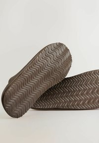 Br�ūnas gumijas apavu zoles ar zigzaga tekstūru, tām ir izturīgs dizains un gluda mala, kas nodrošina papildu izturību.