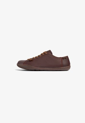 Chaussure décontractée basse en cuir marron avec lacets marron, bout rond et semelle en caoutchouc plate, vue de profil.
