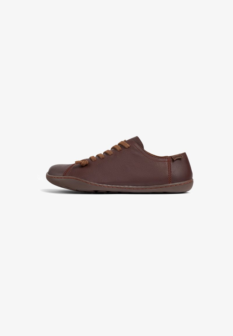 Chaussure décontractée basse en cuir marron avec lacets marron, bout rond et semelle en caoutchouc plate, vue de profil.