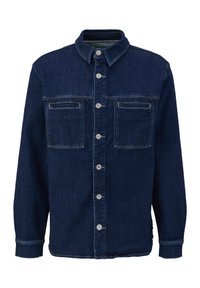 Donkerblauwe denimjack met een knoopsluiting aan de voorkant en twee borstzakken, voorzien van lange mouwen en een klassieke kraag.