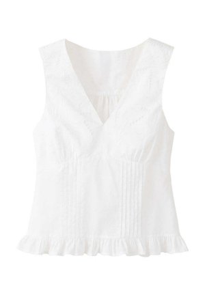 Blouse blanche sans manches avec col en V, broderie florale discrète, plis verticaux sur le devant et ourlet à volants.