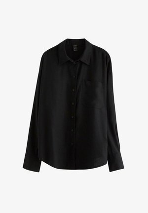 Sort langærmet skjorte lavet af glat stof, med knaplukning, spids krave, enkelt brystlommer og afslappet pasform.