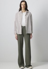 DRAINED STEEL TROUSERS - Kalhoty - khaki