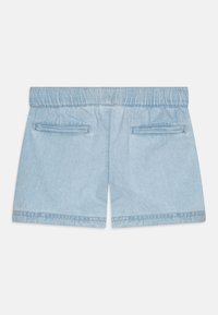 Lys blå denimshorts med elastisk midje, med to baklommer og rett snitt, minimal sømdetalj.
