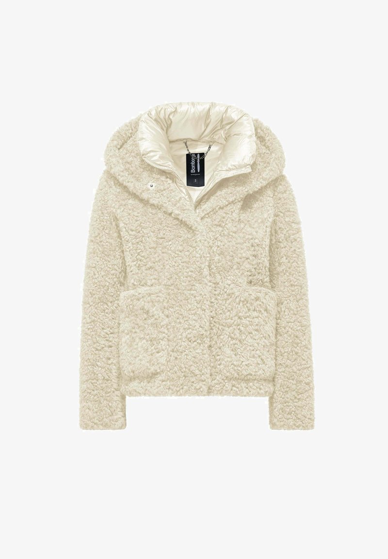 Flauschige cremefarbene Jacke mit Kapuze, ausgestattet mit einem glänzenden Innenfutter, zwei Fronttaschen und einer strukturierten, weichen Außenseite.