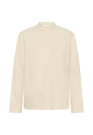 Krēmkrāsas garām piedurknēm krekls ar stāvošu apkakli, priekšējā vāciņu un vienu krūšu kabatu kreisajā pusē.