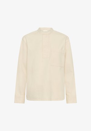Cămașă cu mâneci lungi, de culoare crem, cu guler ridicat, fenta frontală și un buzunar la piept pe partea stângă.