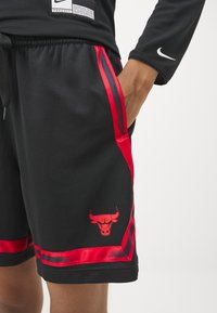 Nike Performance NBA CHICAGO BULLS CROSSOVER SHORT - Article de supporter d'équipe de club - black