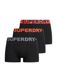 Trois paires de boxers noirs avec des ceintures élastiques rouges et grises arborant le logo "SUPERDRY". Matériau en coton, forme ajustée.