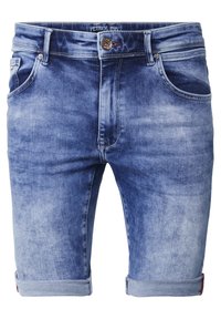 Shorts de mezclilla en un lavado azul claro con una textura ligeramente desgastada, diseño de cinco bolsillos, dobladillos enrollados y un cierre de botón con logo.