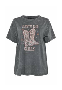 Harmaa rento t-paita lyhyillä hihoilla, jossa on "LET'S GO GIRLS" -teksti ja cowboy-boot -kuva koristeineen.