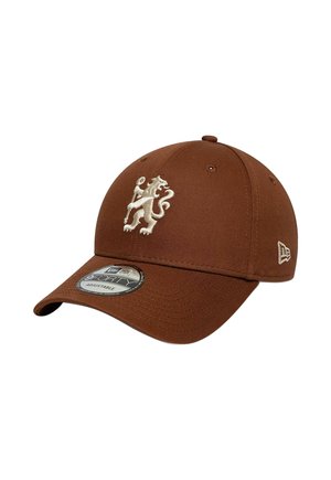 Braune verstellbare Baseballkappe mit weißem gesticktem Löwen, der vorne einen Stab hält, und einem kleinen Logo an der Seite.