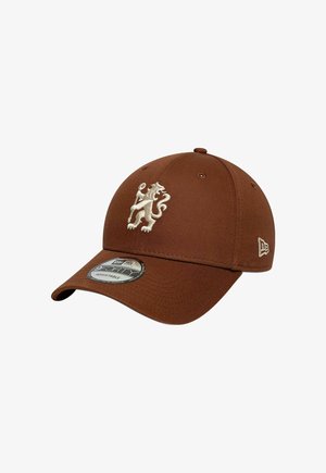 Braune verstellbare Baseballkappe mit weißem gesticktem Löwen, der vorne einen Stab hält, und einem kleinen Logo an der Seite.