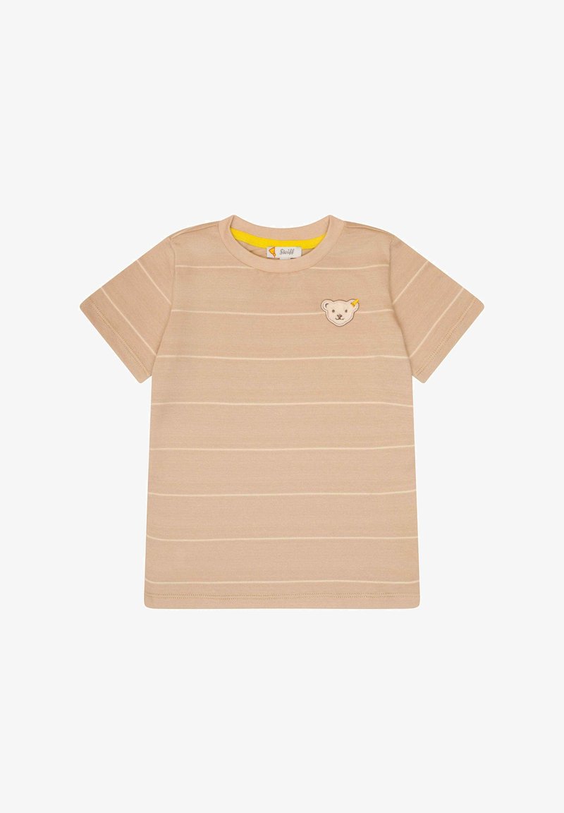 T-shirt beige à manches courtes pour tout-petit avec de fines rayures horizontales et une petite écusson en forme d'ourson sur le côté gauche de la poitrine.