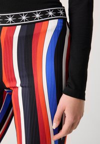 Marc Cain Leggings - Pantaloni - cranberry