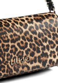 Umhängetasche mit Leopardenmuster aus strukturiertem Kunstleder, mit goldfarbenem "LIU JO MILANO"-Logo und schwarzem Riemen.