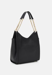 Czarna skórzana torebka z złotym łańcuchem i skórzanymi podwójnymi uchwytami, o prostokątnym, usztywnionym kształcie z lekko zaokrąglonym górnym brzegiem.