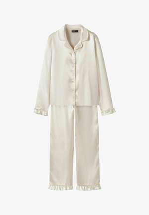 Satin pyjama set in gebroken wit, inclusief een button-up top met kraag en lange mouwen, en bijpassende broek met ruches aan de manchetten. Soepele textuur.