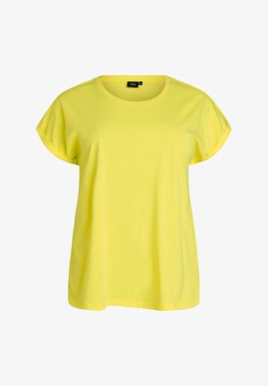 Jasnożółta, krótka, codzienna koszulka z krótkim rękawem i podwiniętymi mankietami oraz okrągłym dekoltem, prezentowana na jednolitym białym tle.