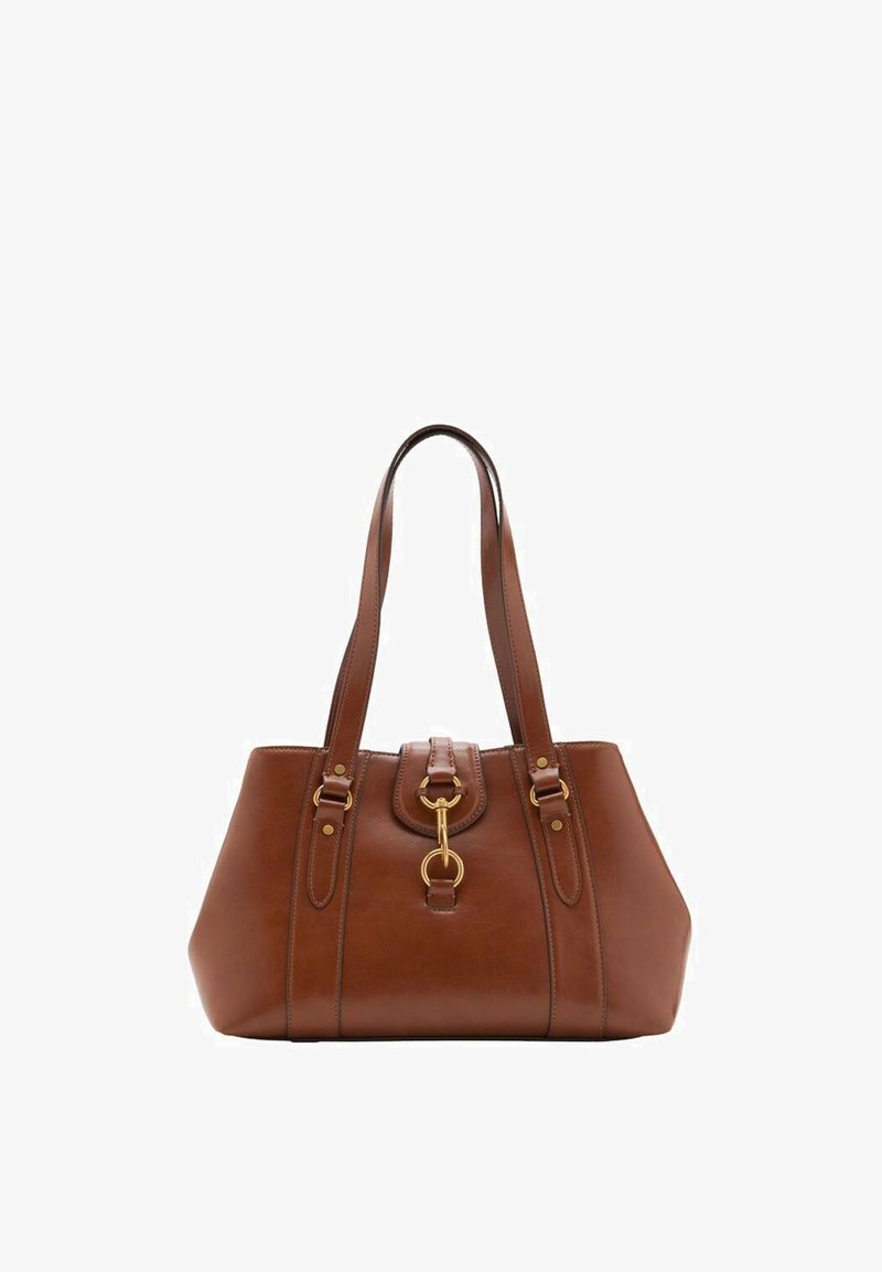 Borsa a tracolla in pelle marrone con doppie cinghie, forma arrotondata, accessori in oro e un dettaglio con fibbia centrale. Texture liscia con rifiniture cucite.