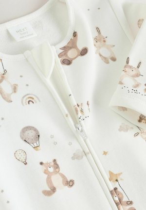 Monos de bebé de felpa blanca con cremallera frontal, que presentan suaves ilustraciones de animales, globos aerostáticos y estrellas en tonos beige y colores pastel.
