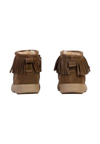 Stivali ankle in suede marrone con dettagli a frange sul retro, dotati di una fodera morbida e di una suola in gomma leggera e testurizzata.