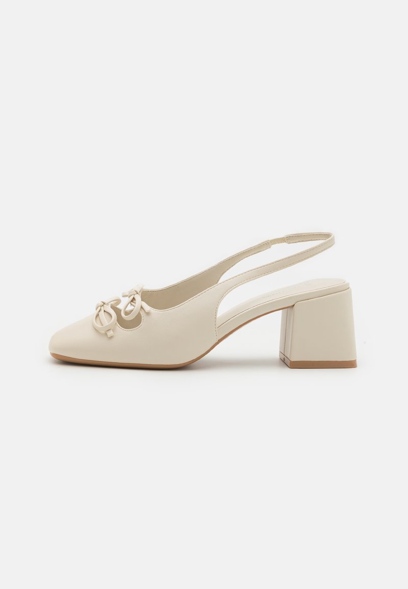 Pantofi cu toc slingback bej, cu vârf ascuțit, având o aplicație sub formă de fundă și un toc pătrat. Material din piele netedă, design simplu.