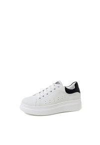 Sneaker bianche con parte superiore liscia, accento sul tallone nero, punta rotonda e suola piatta bianca. Presentano un design con lacci e piccole perforazioni laterali.