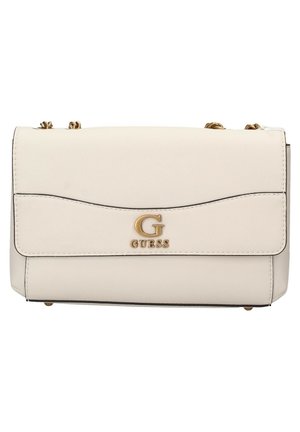 Crèmekleurige Guess handtas met gouden kettingriem en gouden metalen logo op de voorflap, rechthoekige vorm met gebogen flaprand.
