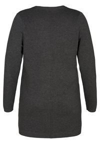 Jersey de punto gris oscuro con mangas largas, costura recta en la parte trasera, cuello redondo y un corte largo y relajado.