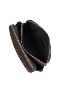 Borsa in suede marrone con chiusura a zip, dotata di foderatura interna nera e tasca piatta, che presenta un design rettangolare pulito.