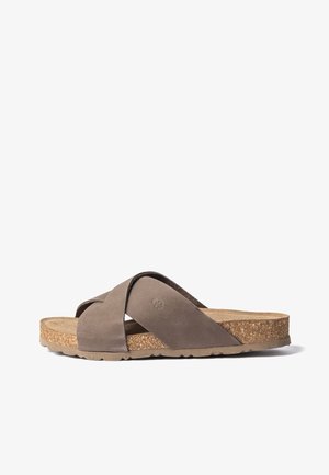 Sandalia tipo slide marrón con tiras cruzadas de ante y plantilla de corcho, suela plana, vista lateral derecha sobre fondo blanco.