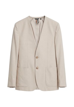 Blazer beige de un solo botón con dos botones, dos bolsillos frontales parche y cuello en pico, mostrado sobre un fondo blanco.