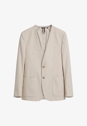 Beige blazer met één rij knopen, twee voorkant opgestikte zakken en een V-halskraag, afgebeeld tegen een witte achtergrond.