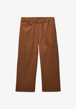 Pantalon marron à jambes larges avec taille élastique et grandes poches cargo latérales, présenté à plat sur un fond blanc.