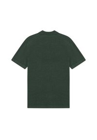 Polo vert foncé à manches courtes posé à plat, montrant un dos uni avec un col et sans logos ni motifs visibles.