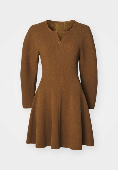 Vestido de malha castanho com uma saia ligeiramente godé, mangas longas e decote em V com um detalhe de um único botão. Tecido texturizado canelado.