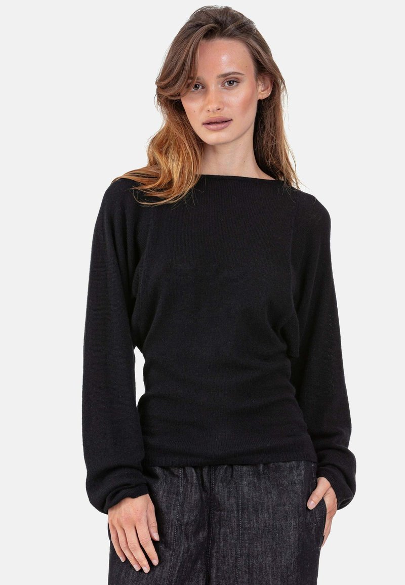 Schwarzer Strickpullover mit weitem Ausschnitt und langen Ärmeln, mit einem lockeren Schnitt. Die Textur ist glatt mit einem subtilen Glanz.